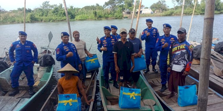 Peringati Hari Bhayangkara ke-79, Polairud Polresta Sidoarjo Bagikan Sembako untuk Nelayan di Tlocor Jabon